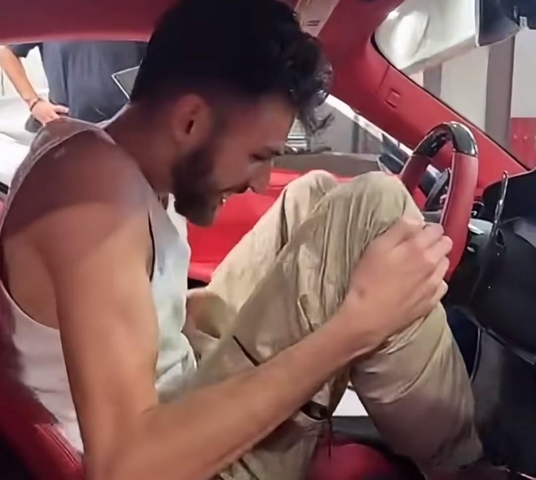 C罗的豪车让切特羡慕不已，除了买不起外能钻进去开也是难题。切特最近点赞了C罗