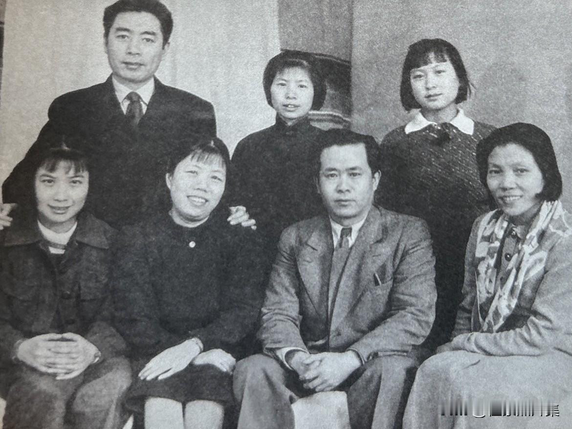 1940年初，周恩来在莫斯科同中共驻共产国际代表团负责人任弼时等人合影，前排左起