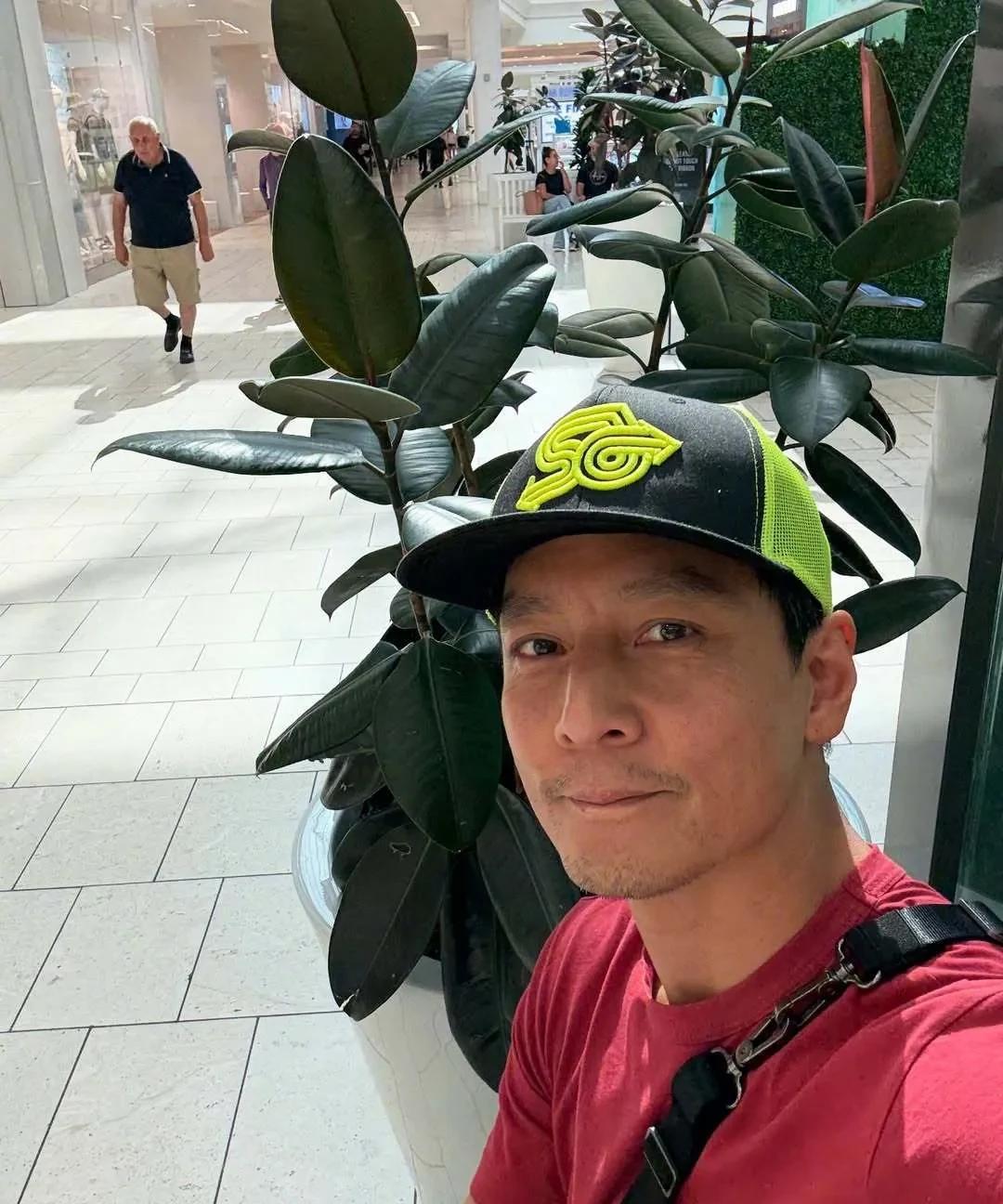 吴彦祖调侃自己变成老头子6月5日上午，吴彦祖在社交媒体发文，分享了一张自拍照，