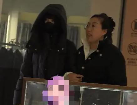 林俊杰女友七七被拍进派出所！铁刘海成破案关键，网友：这届狗仔比福尔摩斯还狠！