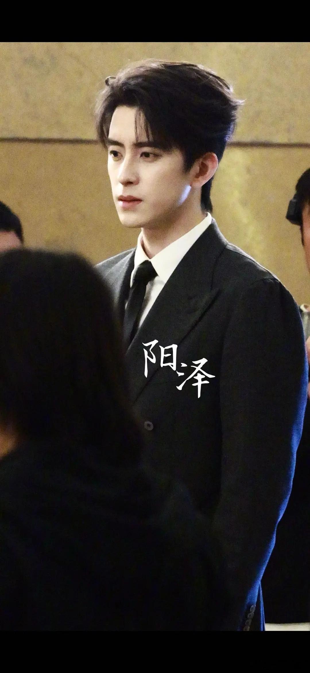 敖瑞鹏都帅成这样了，结果你跟我说这是代拍拍的生图长的跟雕塑似的，这个代拍，不然你