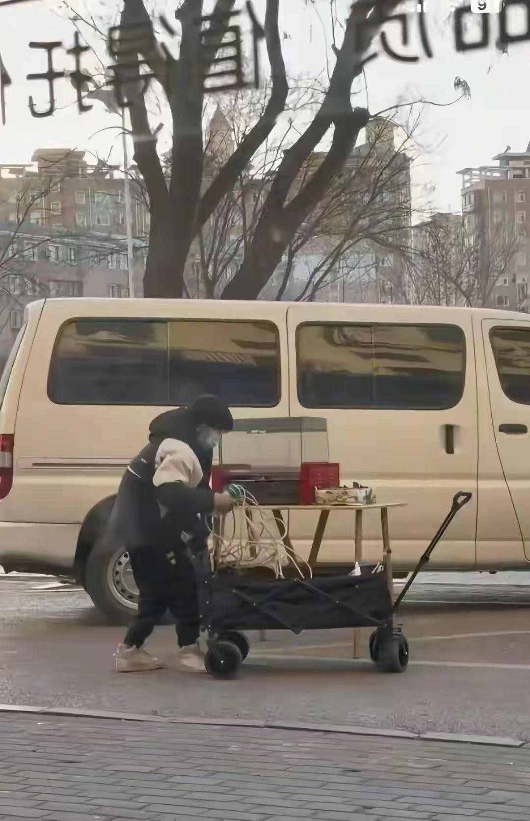 ，辽宁海城市西关小学附近，一名11岁男孩街头摆摊卖烤肠，根据媒体报道，小男孩6岁