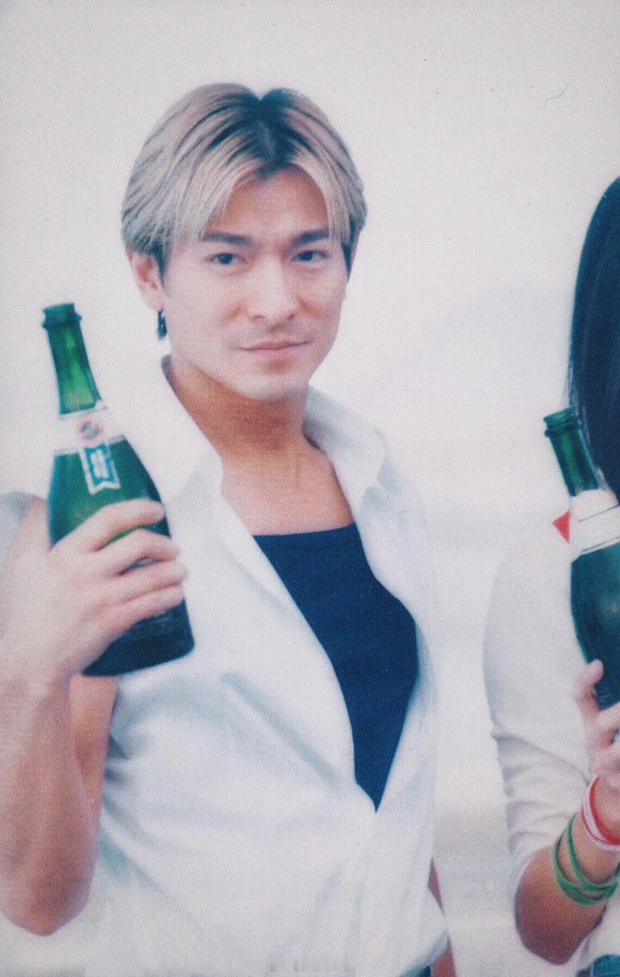 大盗彼得张即将亮相大银幕，开香槟🍾庆祝一下——1999年9月，刘德华出席【暗