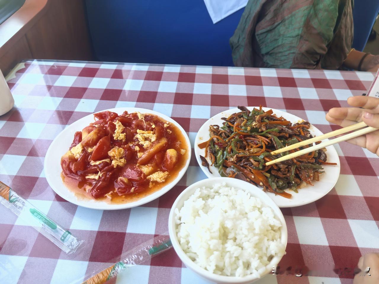 今天中午，带着两个孙子在火车餐车上吃饭。点了一个西红柿炒鸡蛋35块钱，一个鱼