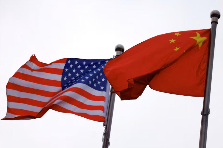 眼下，全世界都在看中美谁先撑不住。现在是中国有货卖不出，急着赚钱，美国是有钱买不
