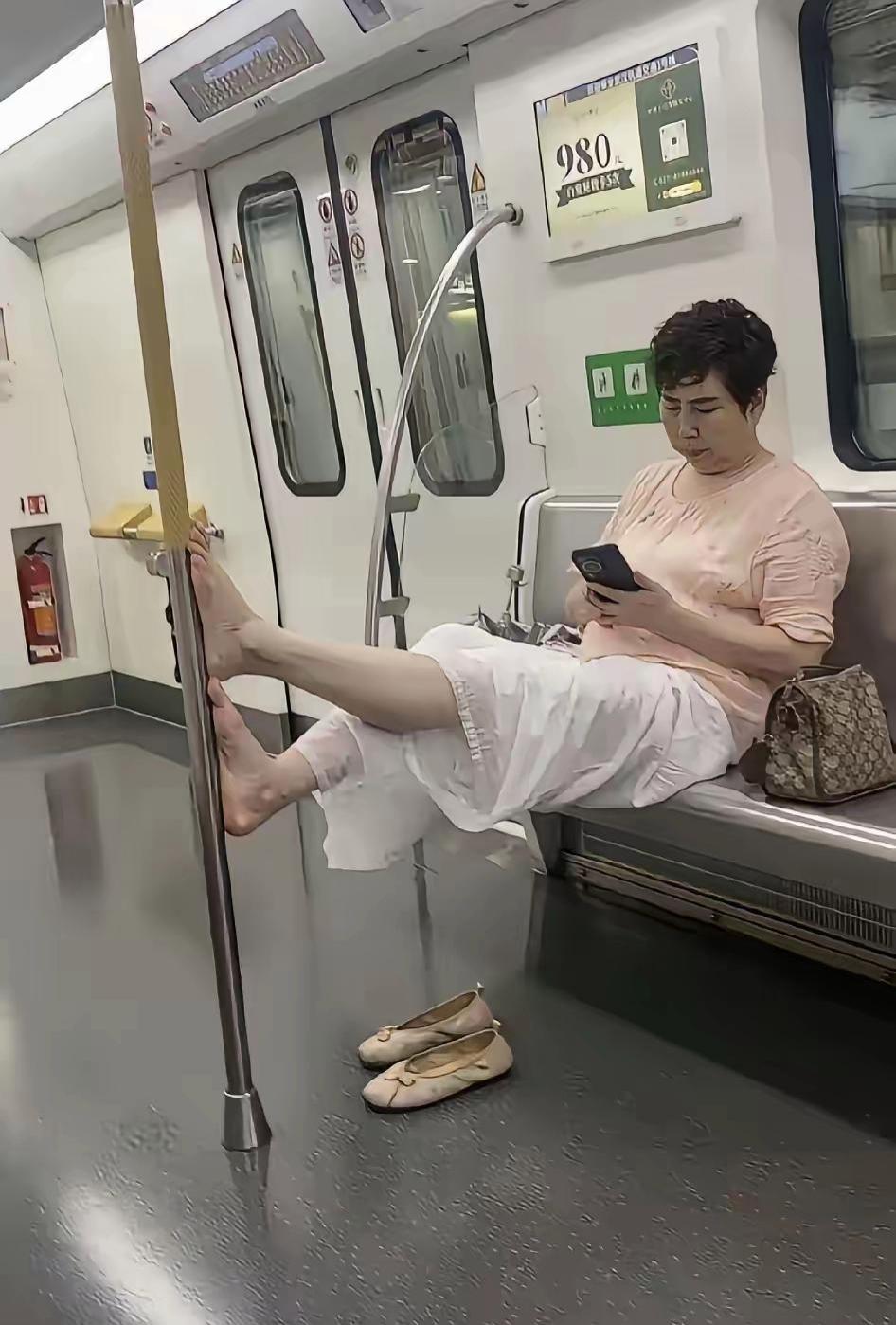 地铁上看到的，穿衣打扮都很时尚的大姐，就是这行为不咋地[大笑]