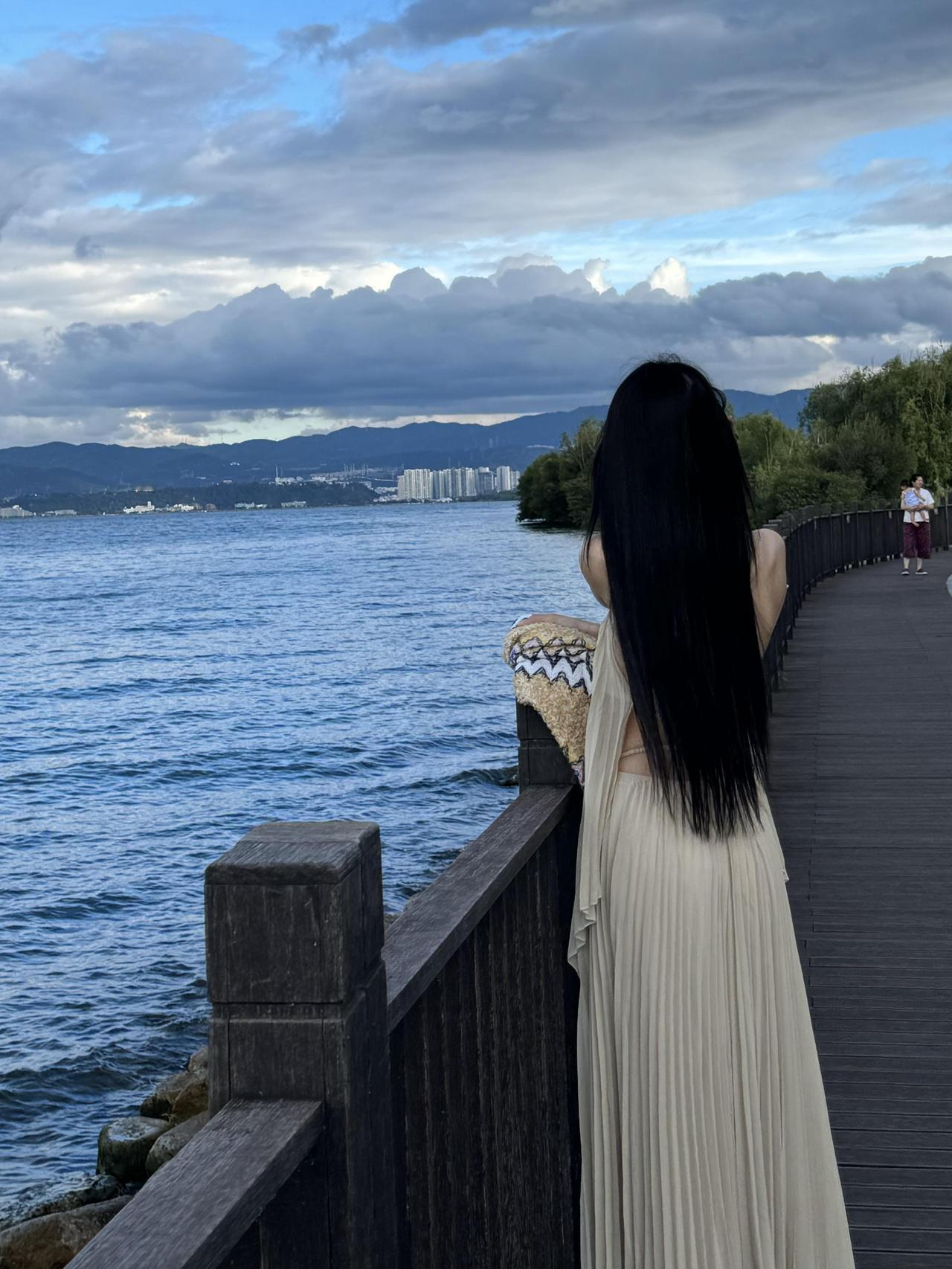 聪明人的解压方式是:沉默不说话不跟谁诉苦也不到处嚷嚷因为有些话说