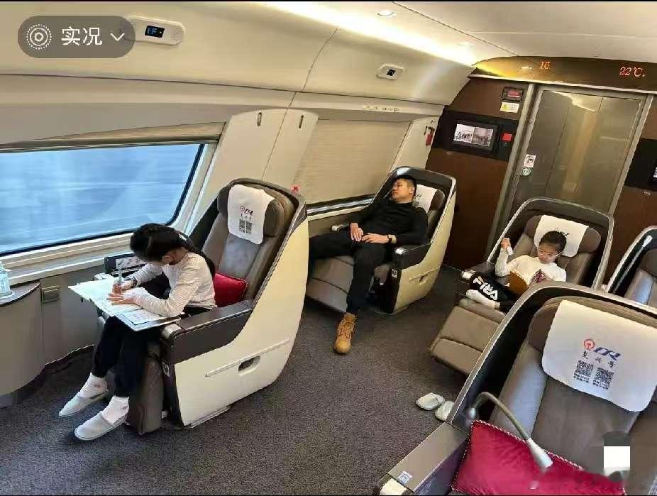 不得不说，这一刻诠释了男人努力挣钱的意义！