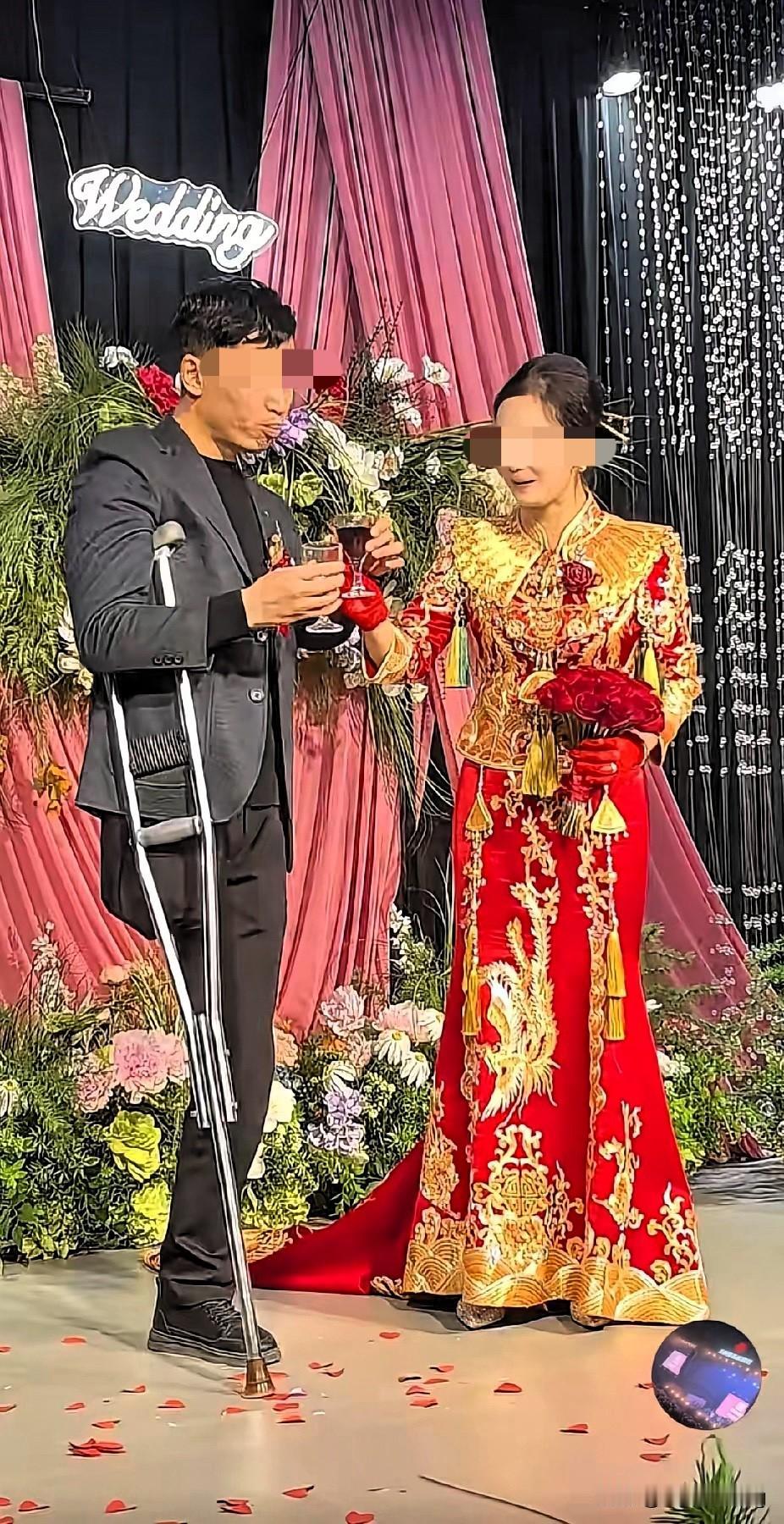 喝完交杯酒，新郎拄着拐杖接过新娘酒杯的瞬间，她的表情看哭了所有人。山东这场婚