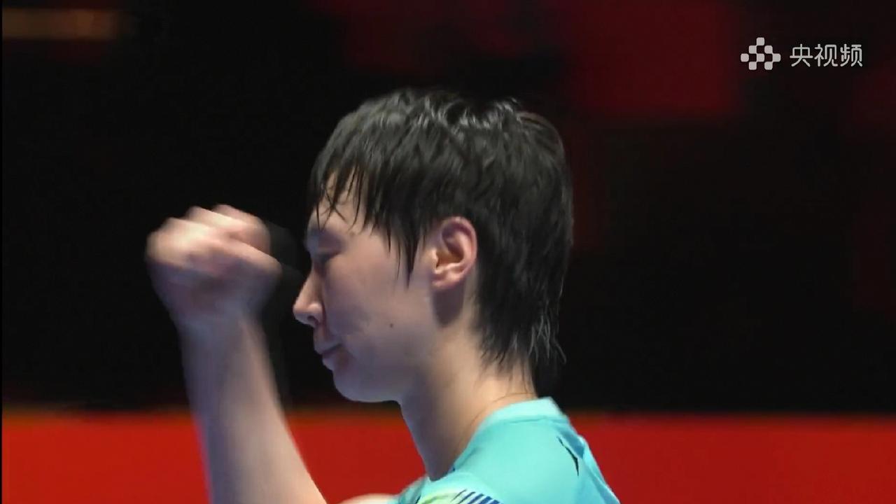 王曼昱终于战胜了桥本帆乃香，但是纵观整场比赛，她打的并不是很顺利，即便如此，她也