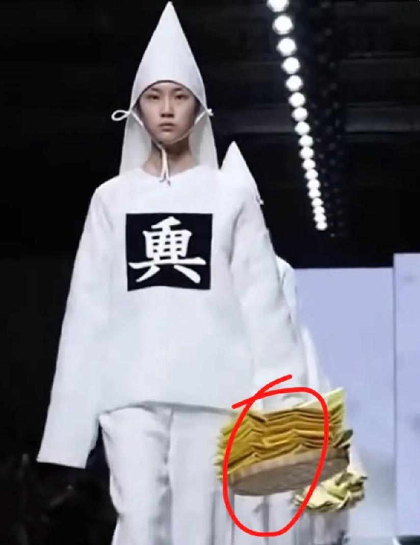 是该说设计师天赋异禀，还是该说江南才尽了？是个中国人都懂！看到穿这样的衣服