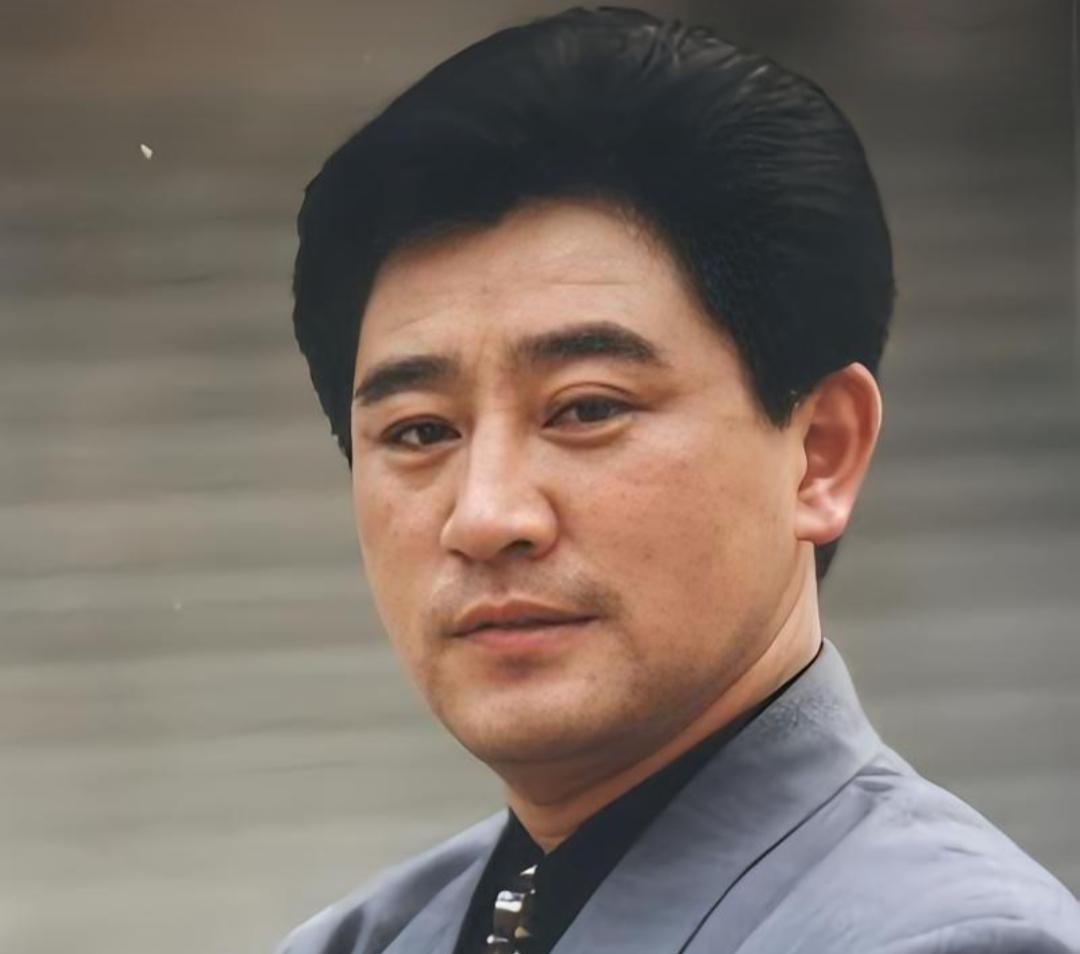 他是央视金牌主持人，57岁才结婚，娶北师大教授，气质高贵又漂亮娱乐明星