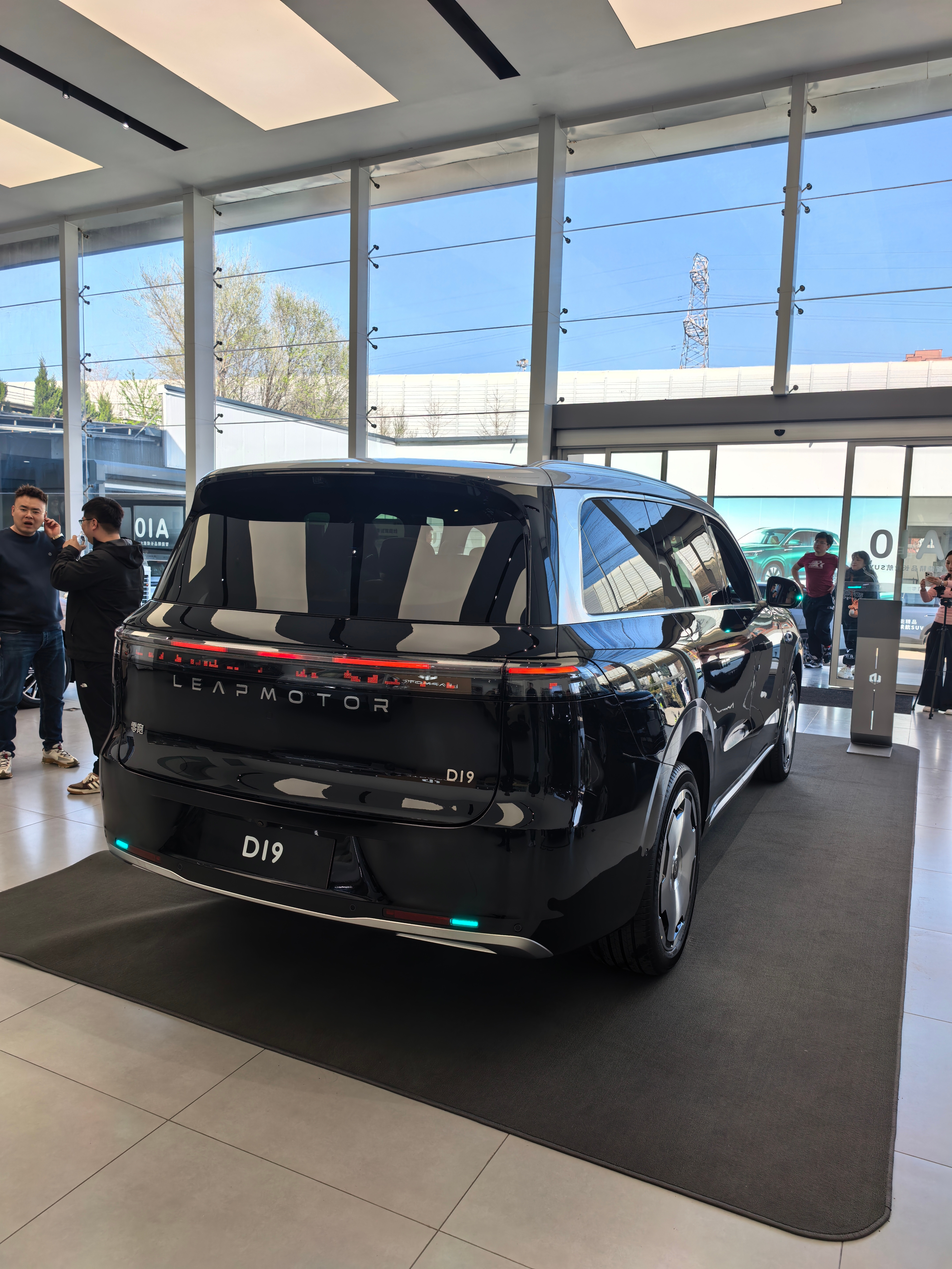 顺路感受了一下零跑D19外观很耐看，轮胎米其林零跑之前喜欢用玲珑轮胎我们山东轮