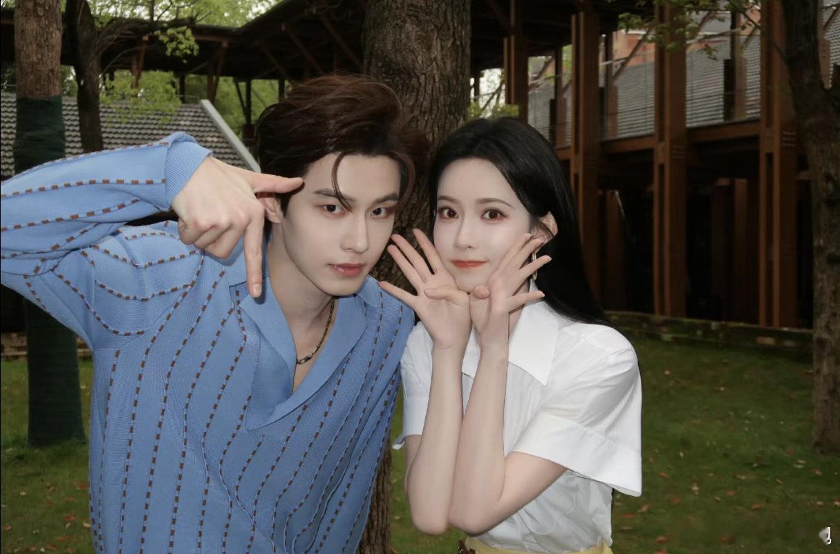 孟子义何与撑伞撒花瓣看repo已经迫不及待想看好六正片了！孟子义、何与你俩别太甜