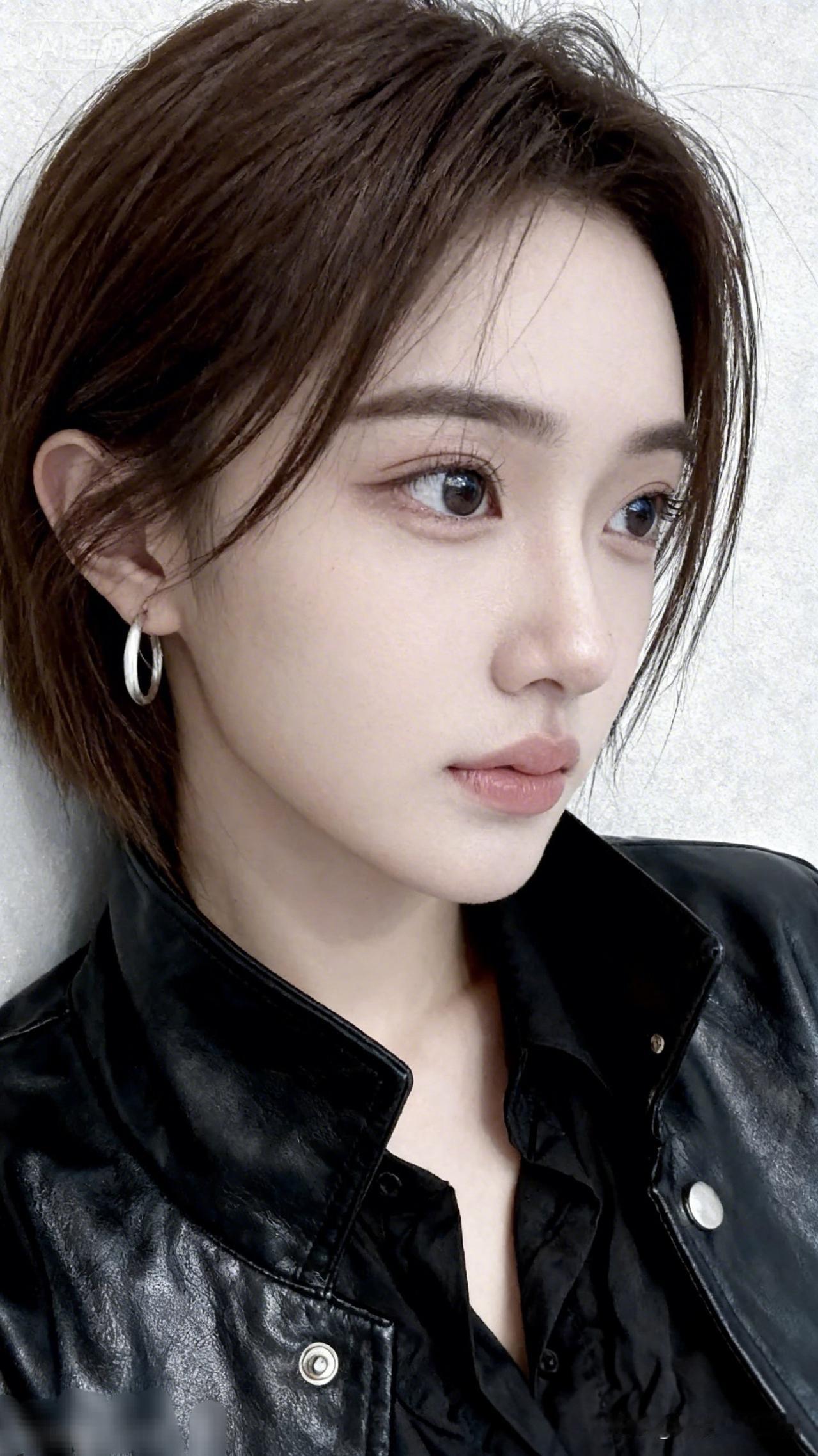 佳人冷艳性感，静坐如画，气质满分！如何穿搭出满满高级感?