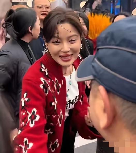 我敢打包票，辛芷蕾绝对是顶流里最“不装”的那一个！刚拿完威尼斯影后，转头