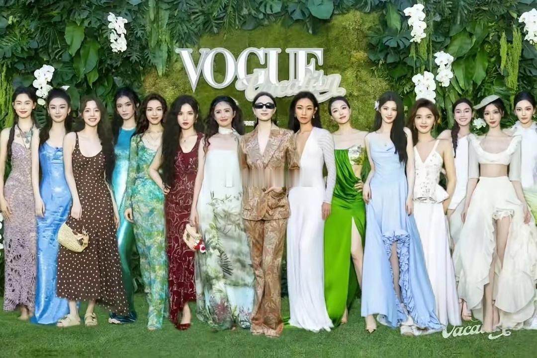 王楚然的长相真是个神奇的存在，一到大合照就把所有人都比下去了