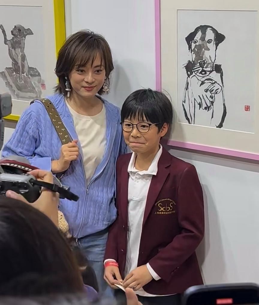 43岁孙俪在上海看花展，她的打扮时尚，脸型圆圆的，看起来很有福气。就是黑眼圈有点