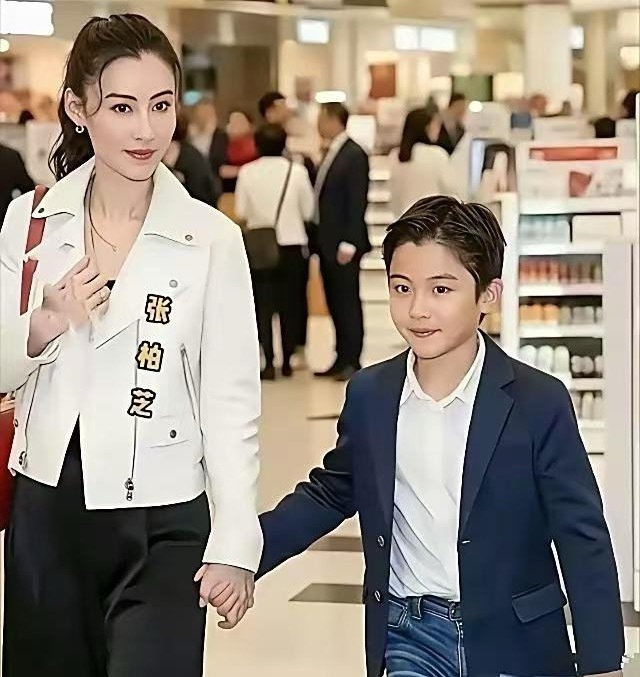 张柏芝那小儿子，跟她一个模子刻出来的！你瞅瞅，跟几个哥哥完全不是一个样，也不像谢