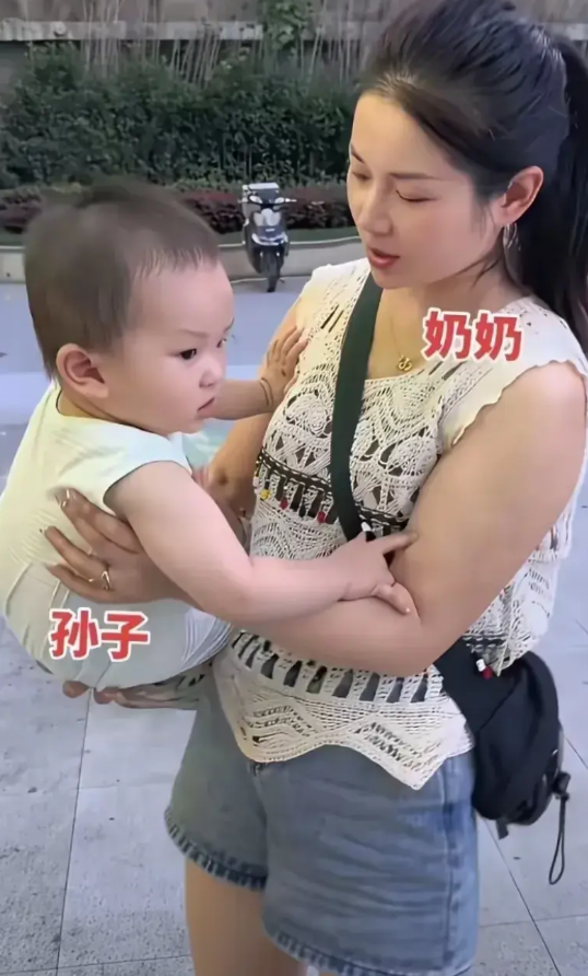“彻底解释不清了”河北，有一位阿姨出门买菜，在小区楼下看到一名年轻女子抱着一个