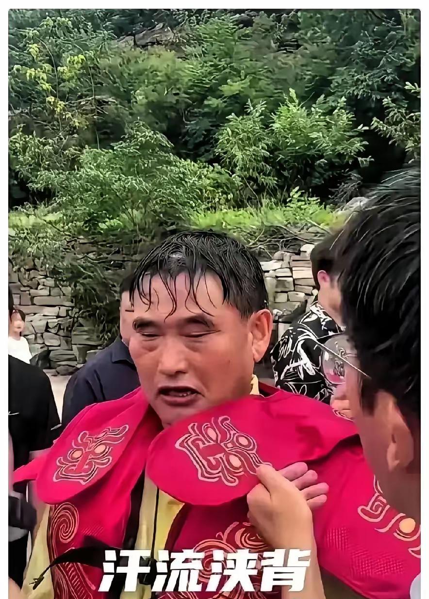 大衣哥朱之文罢演引争议，大衣哥在一个景区演出时，演到一半突然不演了，不是因为设备