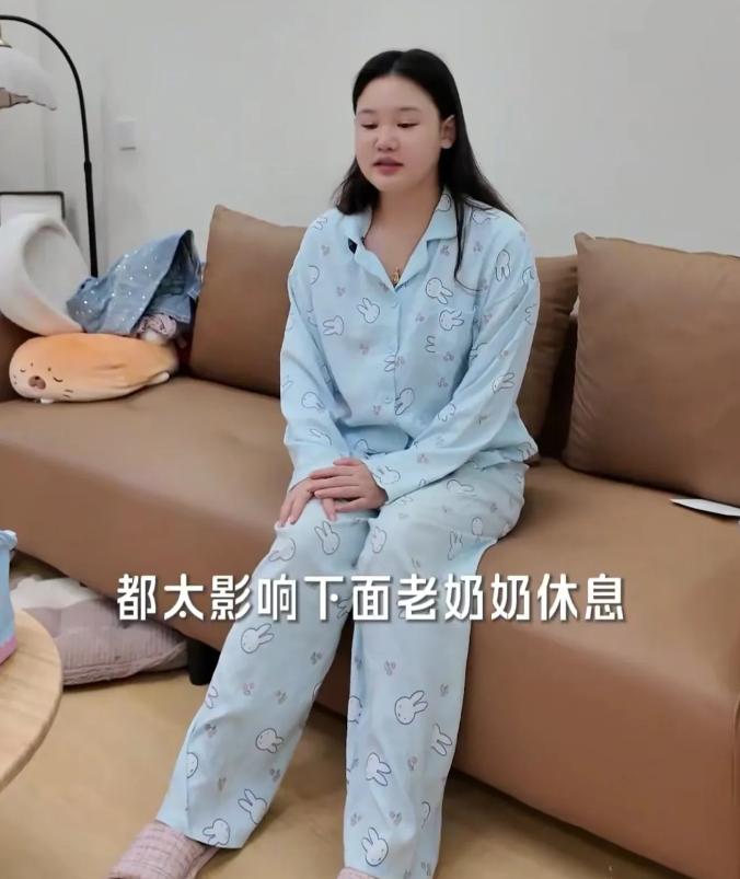 张家齐录制完《我家那闺女》后就搬家了，而她搬家的原因则是地板太薄，她在楼上走路，