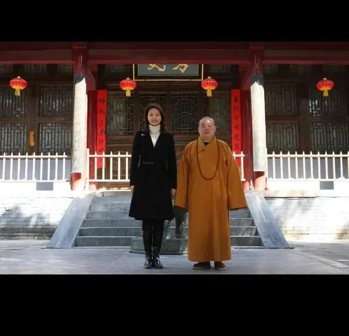 2012年央视主持人刘芳菲采访释永信，刘芳菲身高174厘米，目测比释永信高出大半