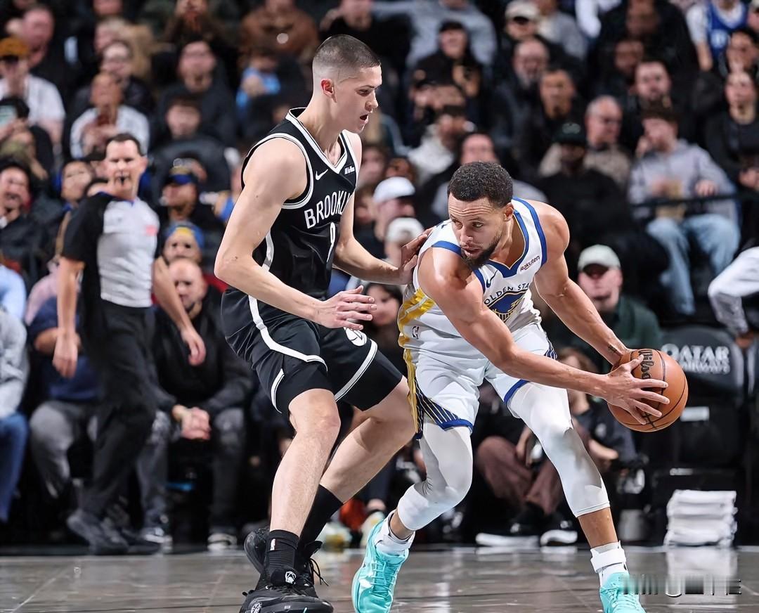 勇士胜篮网，三个细节值得说说。1，科尔的长轮换一直饱受争议，但本场勇士就赢在