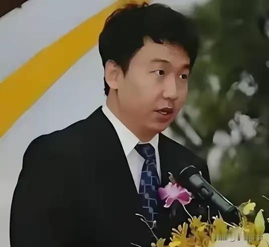 随着许家印在法庭上认罪，他的儿子许智健也就不再是富二代了，他今年41岁，据说是清