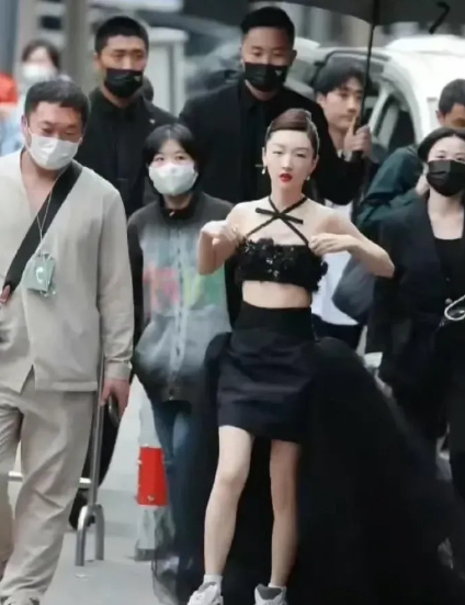 啊这…原来周冬雨这件礼服是这个感觉的