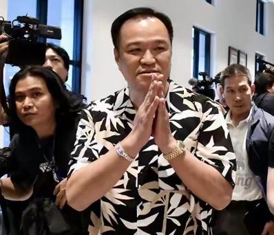 泰国新总理够狠！泰国新总理阿努廷这次改组内阁，把前文化部长佩通坦移出名单
