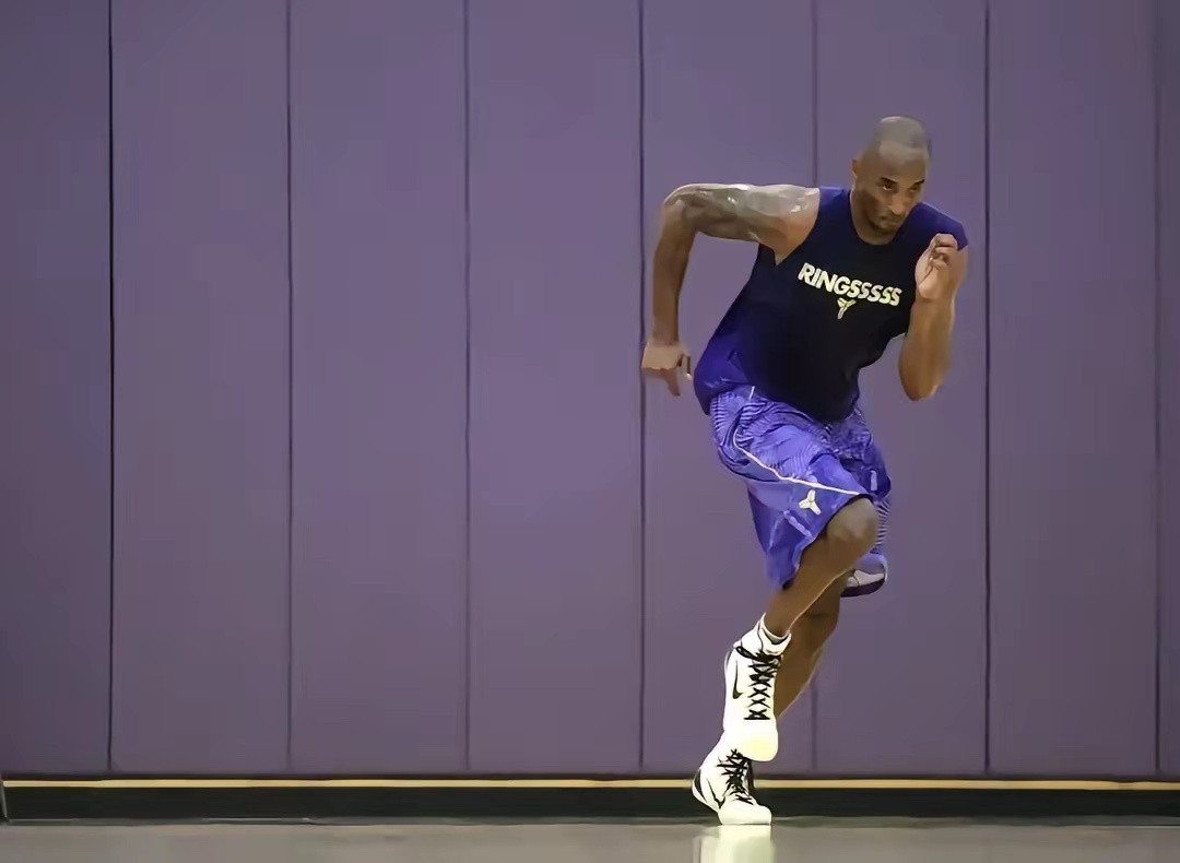 【凌晨4点，他连投1000球，命中率99%】录像机一帧帧回放，手指角度差1度就重