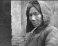 1943年，一个女乞丐正要出城，日军怀疑她是地下党，竟让她当众脱下衣服，这时，女