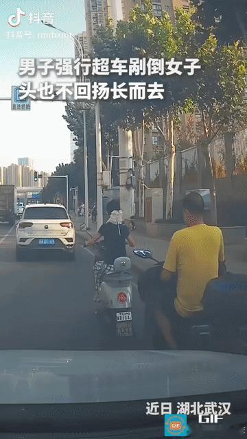 “这男的火了！”武汉，女子骑着电动车正常行驶，没占道、没抢行，哪料，身后一名男子
