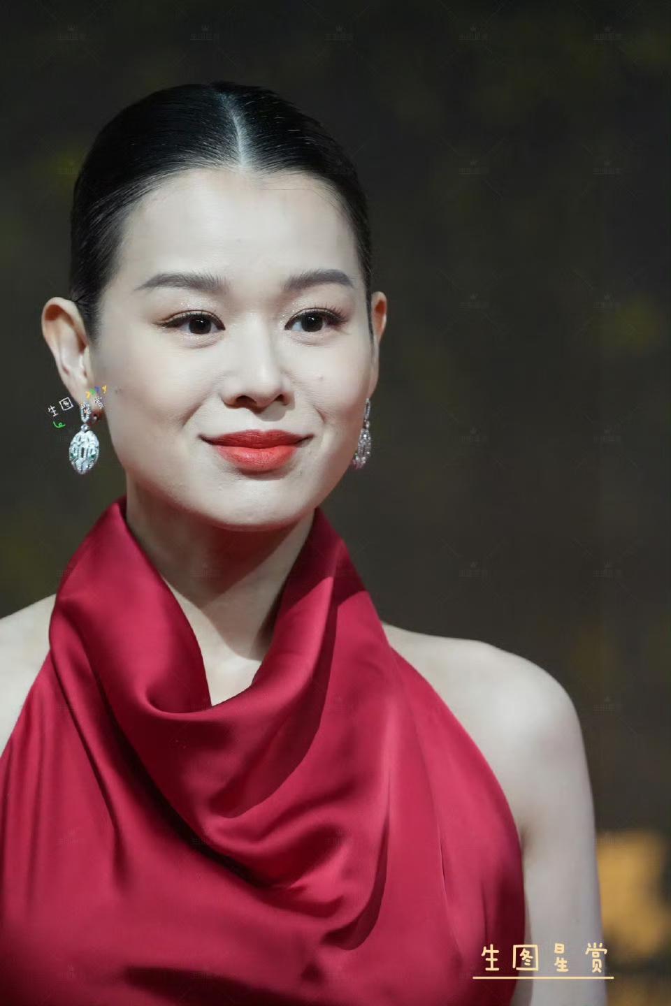 胡杏儿活动现场露背装赢麻了，整个人状态真棒！