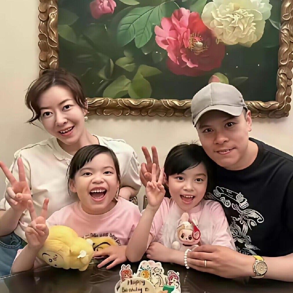 熊黛林一家同框，两个女儿没遗传到她的美貌​​​