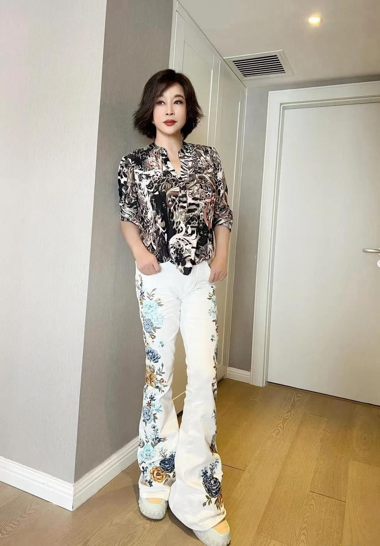 刘晓庆剪了短发后大回春！穿花衬衫+小白裤，完全没有大妈味！