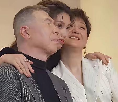 一家人相处久了，就会长得相像，徐帆和邓婕的养女都像爹。徐帆早年不想生孩子，所