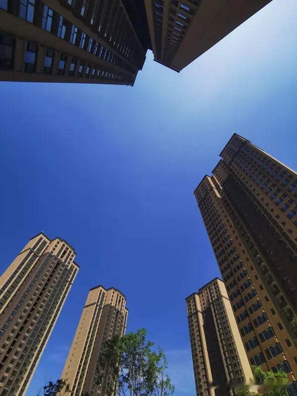 上半场的楼市，动力来自房子的“不够住”，房价因此水涨船高，遍地花开。但如今，楼市