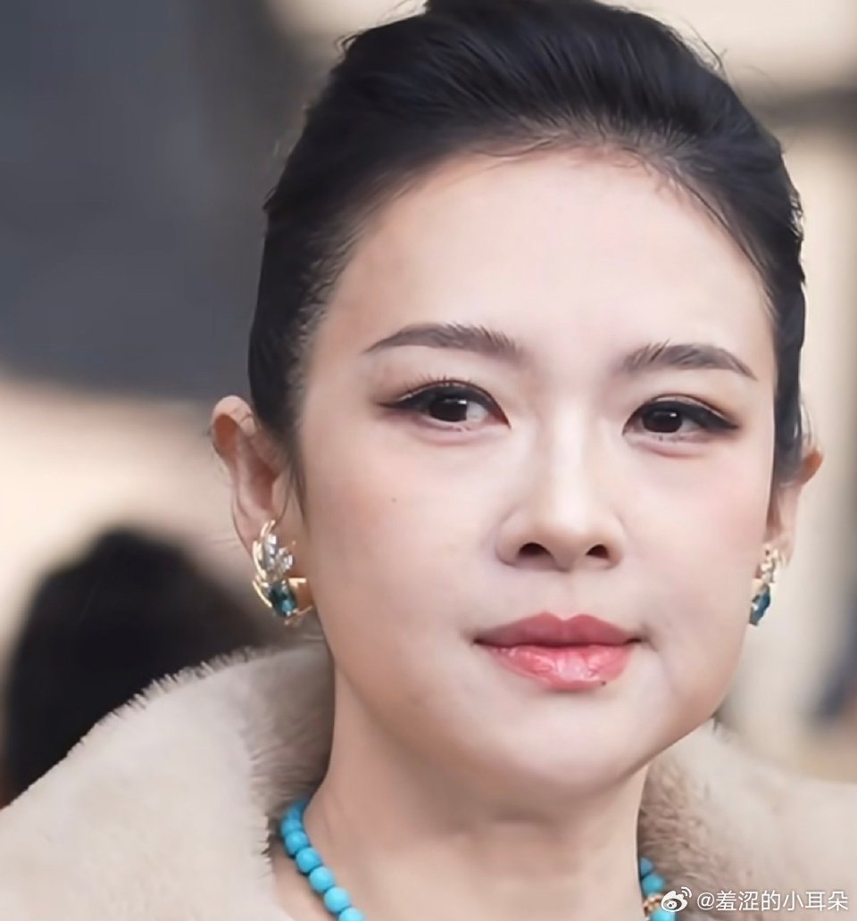 章子怡也到了和修图判若两人的年纪了，不过还是比当初迅如懿传那时候要自然点。章子怡