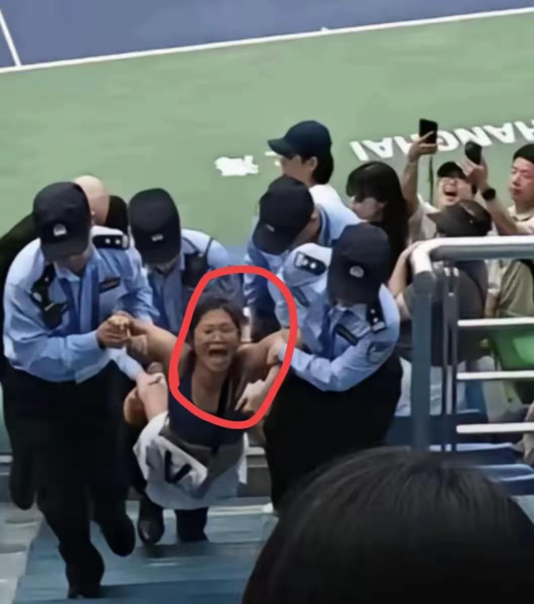 怪不得谢某某敢在旗忠网球中心撒野！当着满场人的面大声喧哗，闹得旁人心烦意乱，原来
