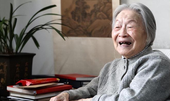 杨绛先生曾说：“人到中年最大的劫是桃花劫。遇到了一个很喜欢，又很爱的人。