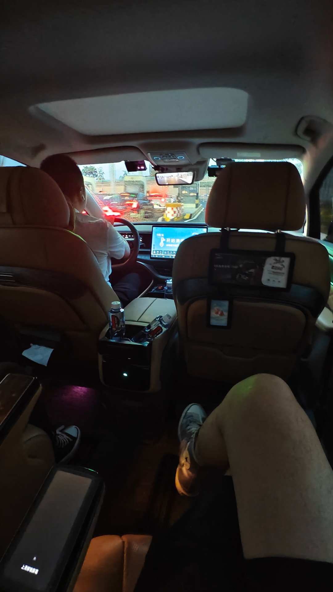 落地成都啦，每次用专车的价格打到MPV，我就感觉今天好像中了彩票哈哈哈哈哈啊哈大