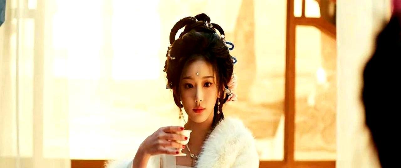 孔雪儿三年前被男嘉宾围着嘲笑吞鱼子酱的时候，怎么也想不到自己能靠个女配角炸穿古装