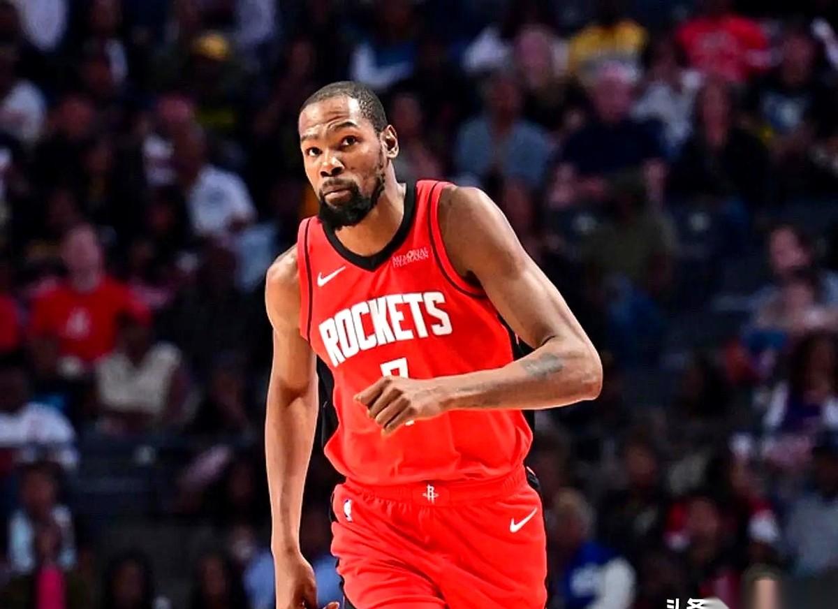 说真的，我有点心疼杜兰特了。不是因为他“家中有事”。而是这“事儿”来得太巧了