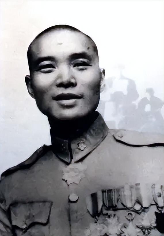 1958年，沈醉去天安门参加阅兵仪式，看见毛主席身边站着的女人，吓得他当场差点魂