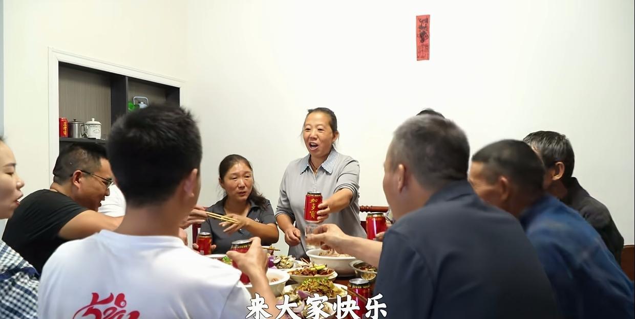 大家千万别被幺妈骗了，可绝对不是那么简单。中秋节幺妈和幺叔带着老父亲去娘家吃团