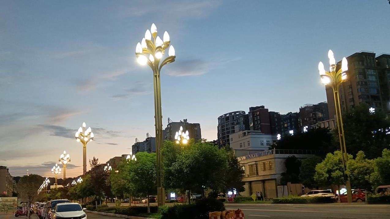 令人大彻大悟的一段话：“人到中年，只要你收入很低甚至负债，日子过的拮据或者异常艰