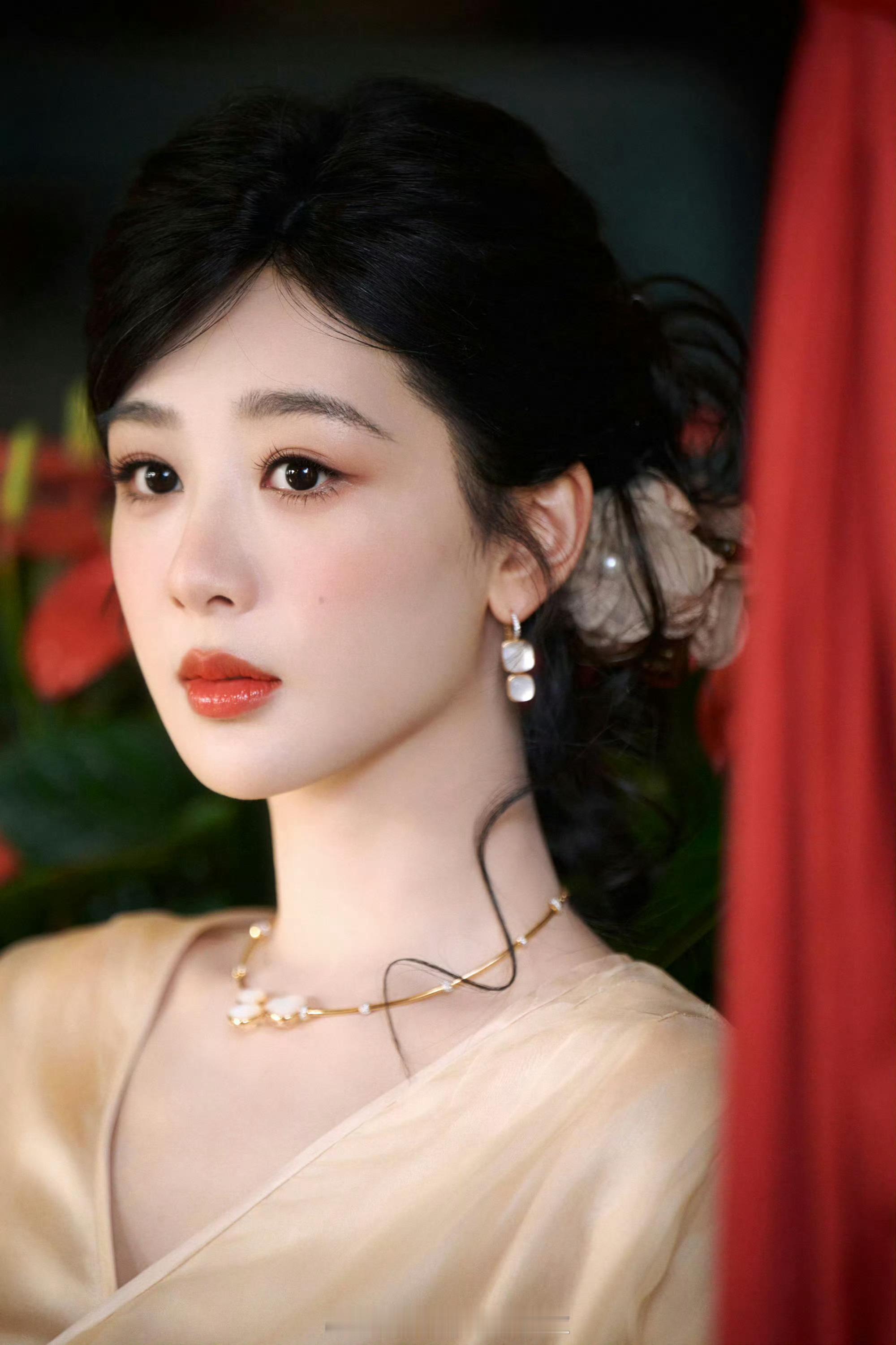 杨紫《玉兰花开君再来》有两个完全不同阵容的🍉版本版本一：杨紫，欧豪，郭晓婷，李