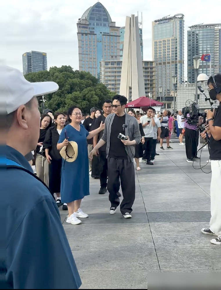 张智霖跟路人阿姨合照，56岁看着像阿姨儿子，评论区全在问吃了什么防腐剂。他说秘诀就俩字：戒糖。不是少